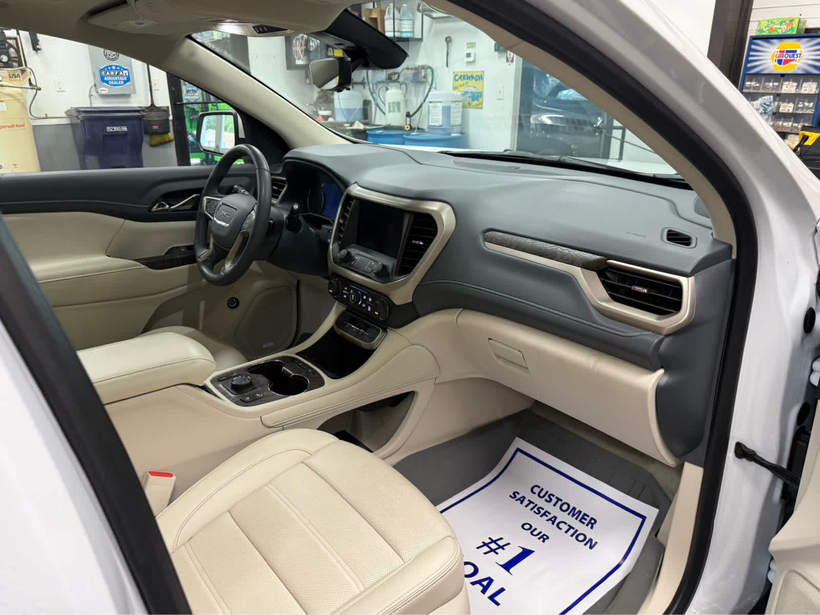 2023 GMC Acadia Denali