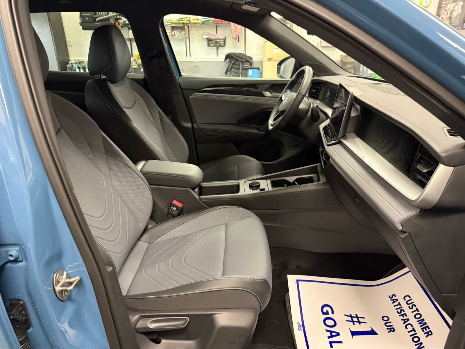 2025 Volkswagen Tiguan SE R-Line Black