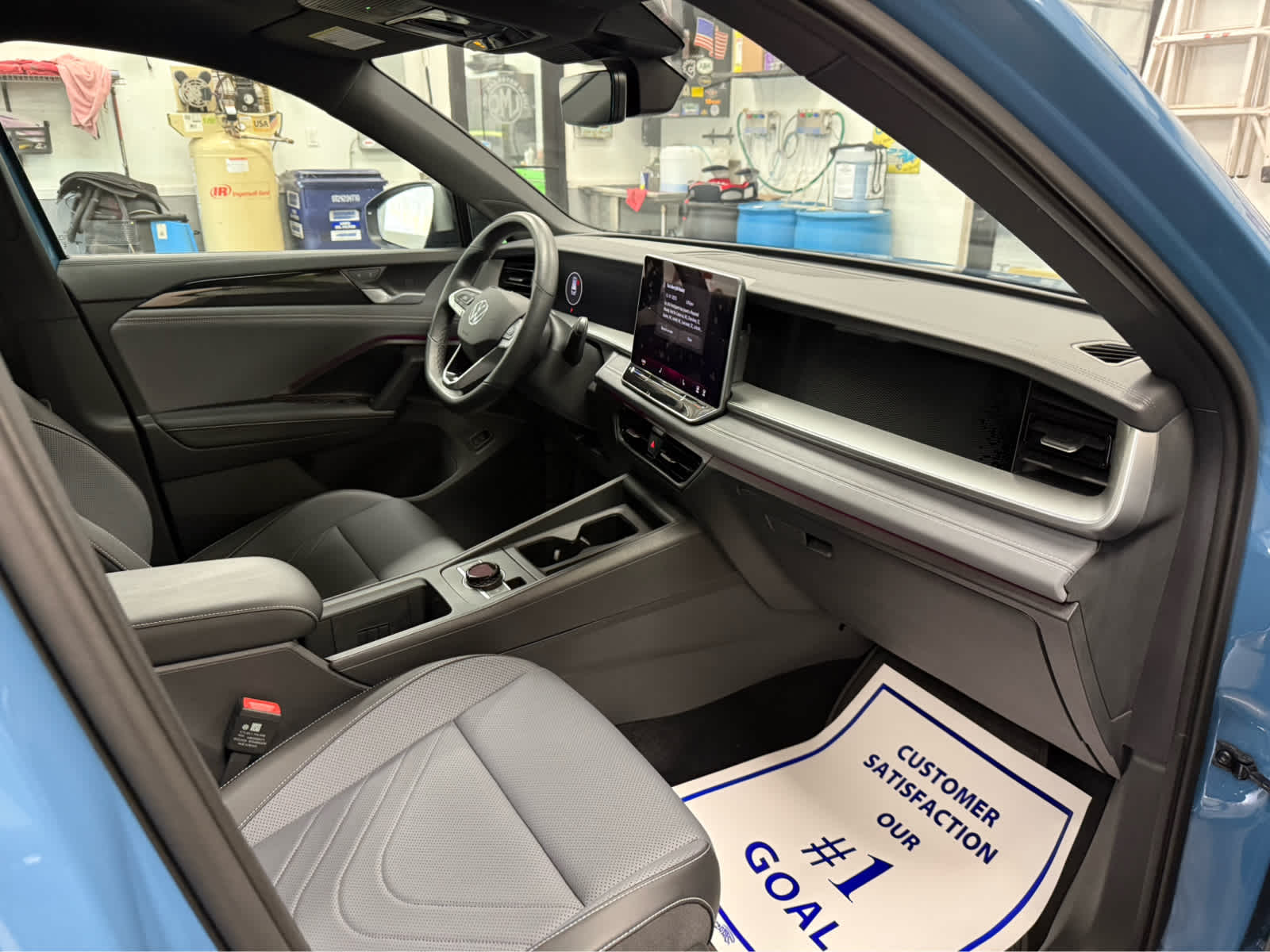 2025 Volkswagen Tiguan SE R-Line Black