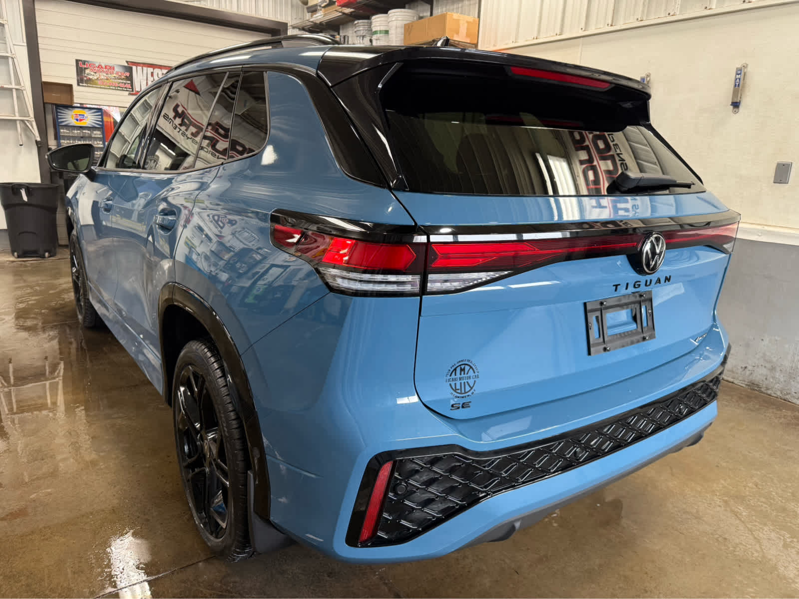 2025 Volkswagen Tiguan SE R-Line Black