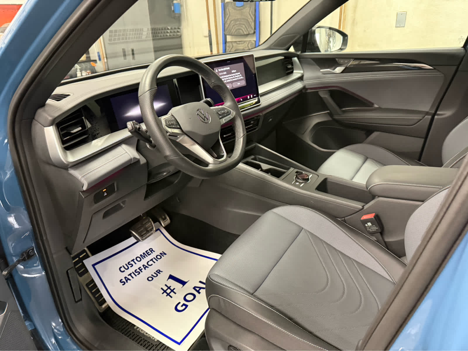 2025 Volkswagen Tiguan SE R-Line Black