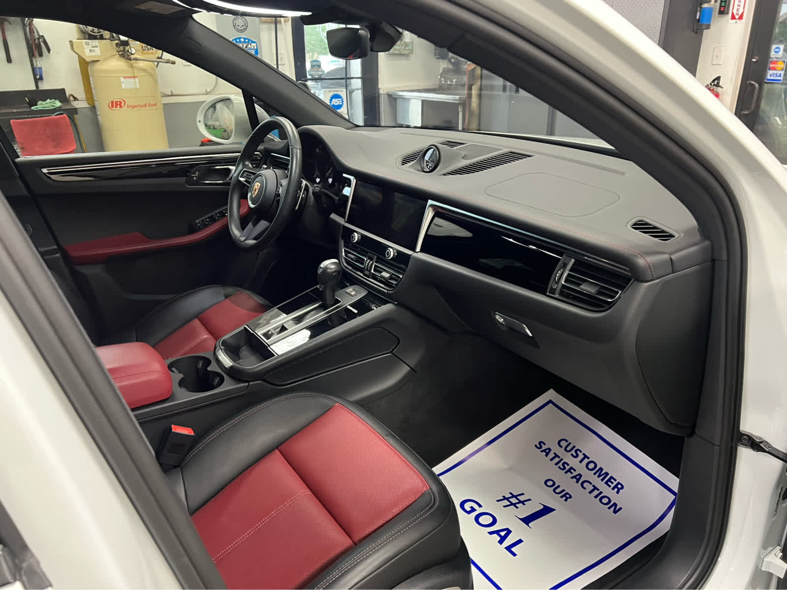 2024 Porsche Macan Base