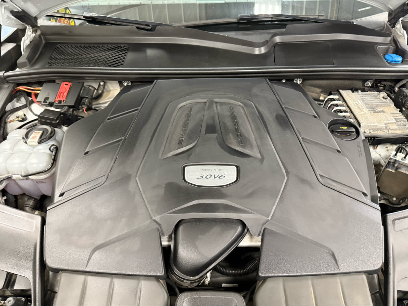 2023 Porsche Cayenne Platinum Edition
